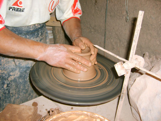 Ceramica Quinua, an artisan cooperative known for its social and environmental responsibility, offers steady work to six workshops and 36 families in Ayachucho, Peru.